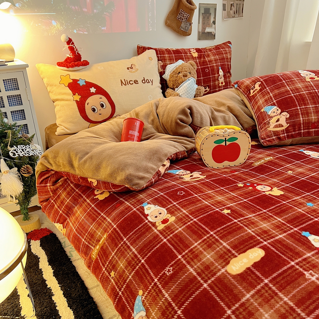 91家纺网 家纺一手货源 找家纺 桃子家居 2026新款A类数码印花混搭冬季新年限定猫咪小马加厚牛奶绒四件套 绒-棕糖木马