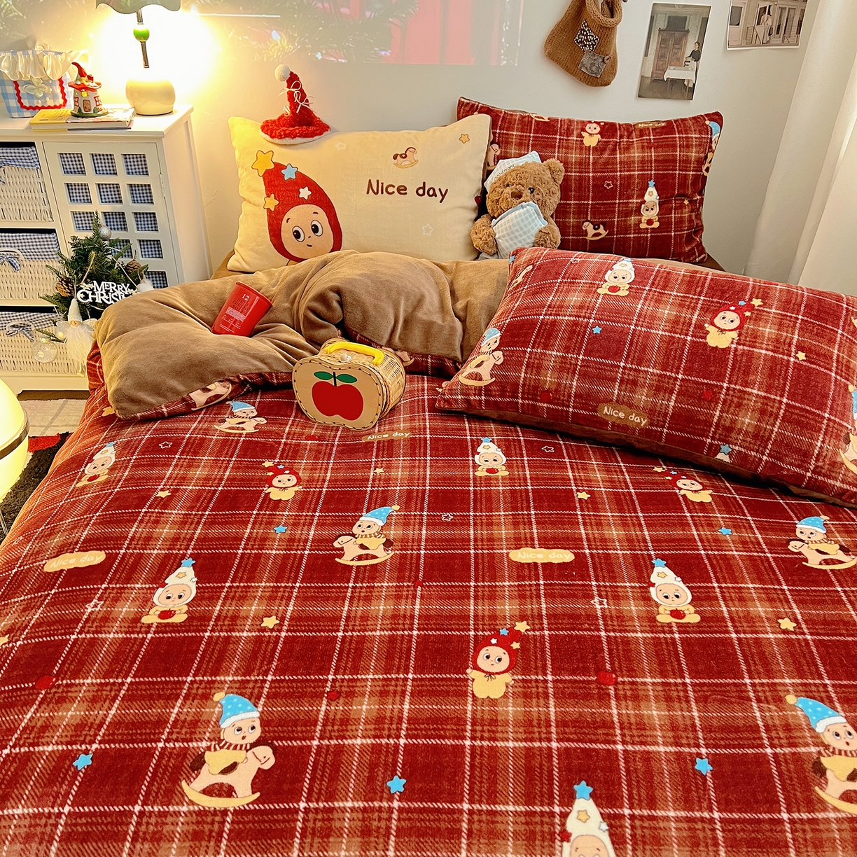 91家纺网 家纺一手货源 找家纺 桃子家居 2026新款A类数码印花混搭冬季新年限定猫咪小马加厚牛奶绒四件套 绒-棕糖木马