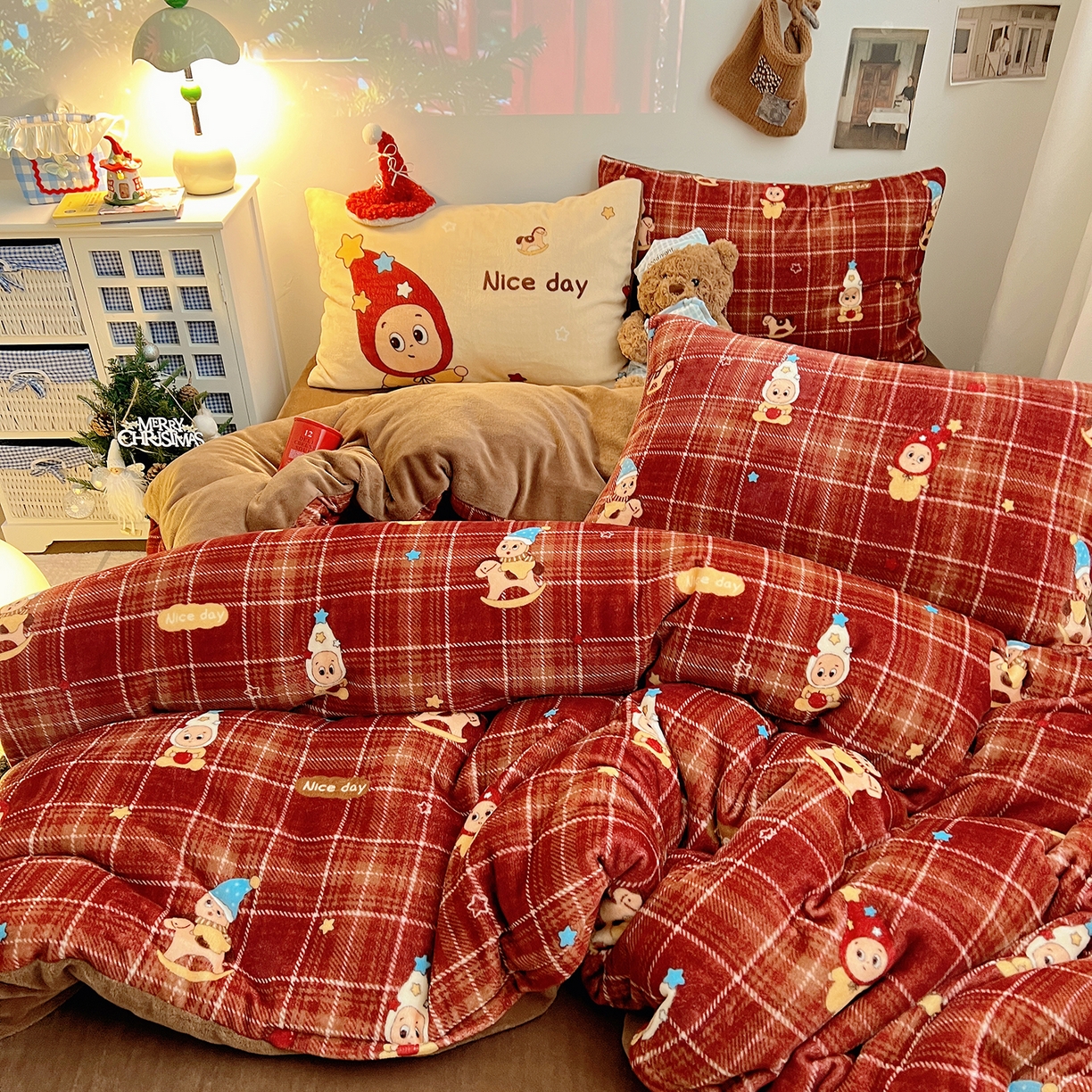 91家纺网 家纺一手货源 找家纺 桃子家居 2026新款A类数码印花混搭冬季新年限定猫咪小马加厚牛奶绒四件套 绒-棕糖木马