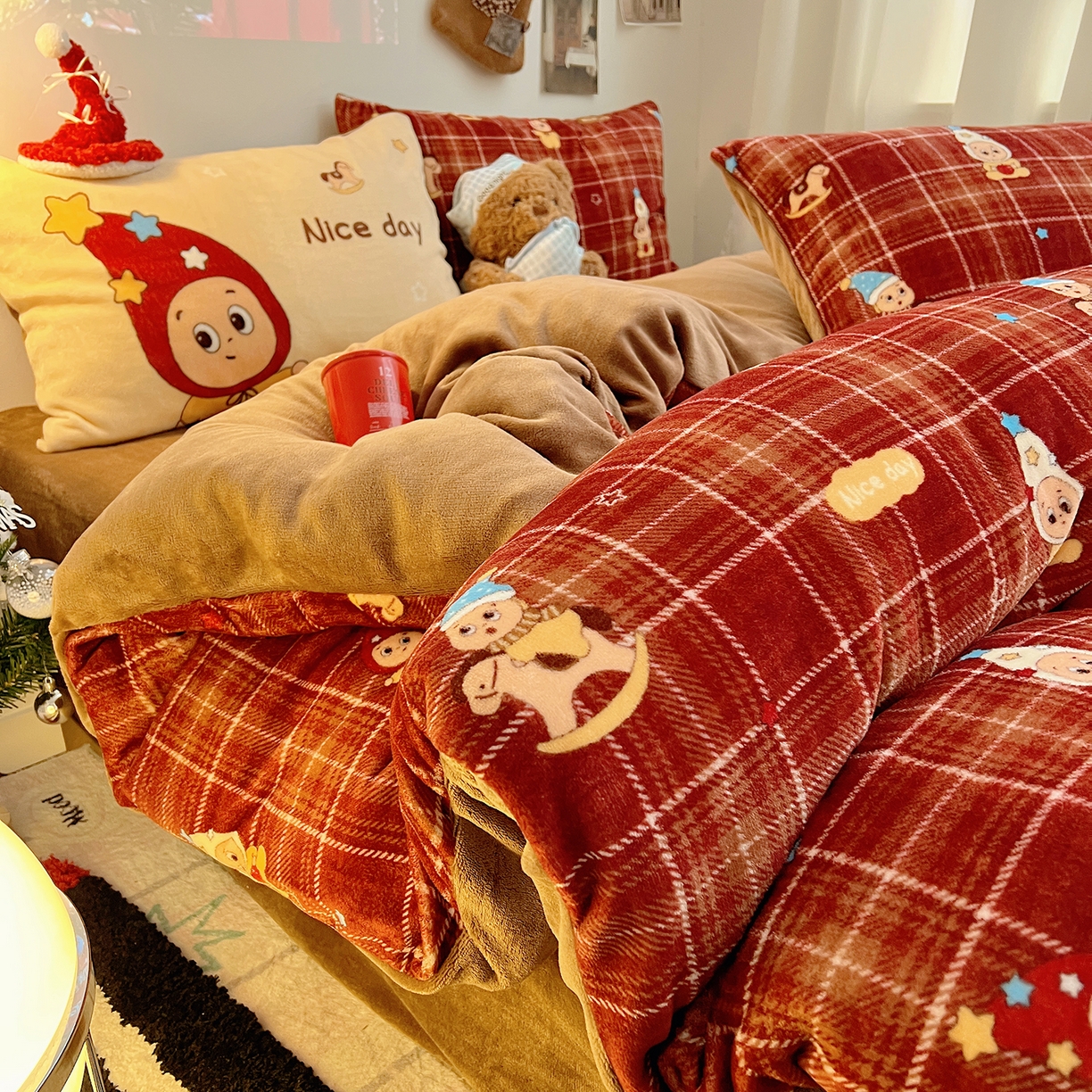 91家纺网 家纺一手货源 找家纺 桃子家居 2026新款A类数码印花混搭冬季新年限定猫咪小马加厚牛奶绒四件套 绒-棕糖木马