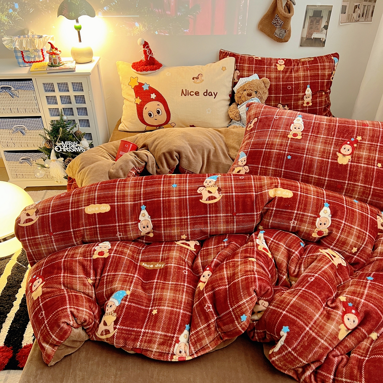 91家纺网 家纺一手货源 找家纺 桃子家居 2026新款A类数码印花混搭冬季新年限定猫咪小马加厚牛奶绒四件套 绒-棕糖木马