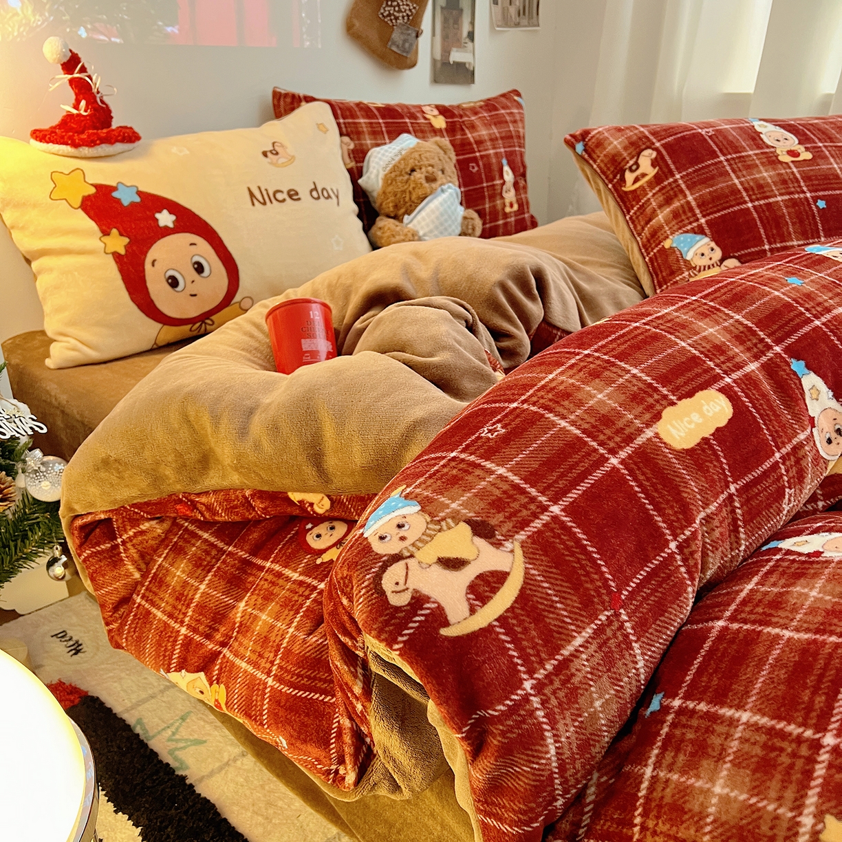 91家纺网 家纺一手货源 找家纺 桃子家居 2026新款A类数码印花混搭冬季新年限定猫咪小马加厚牛奶绒四件套 绒-棕糖木马