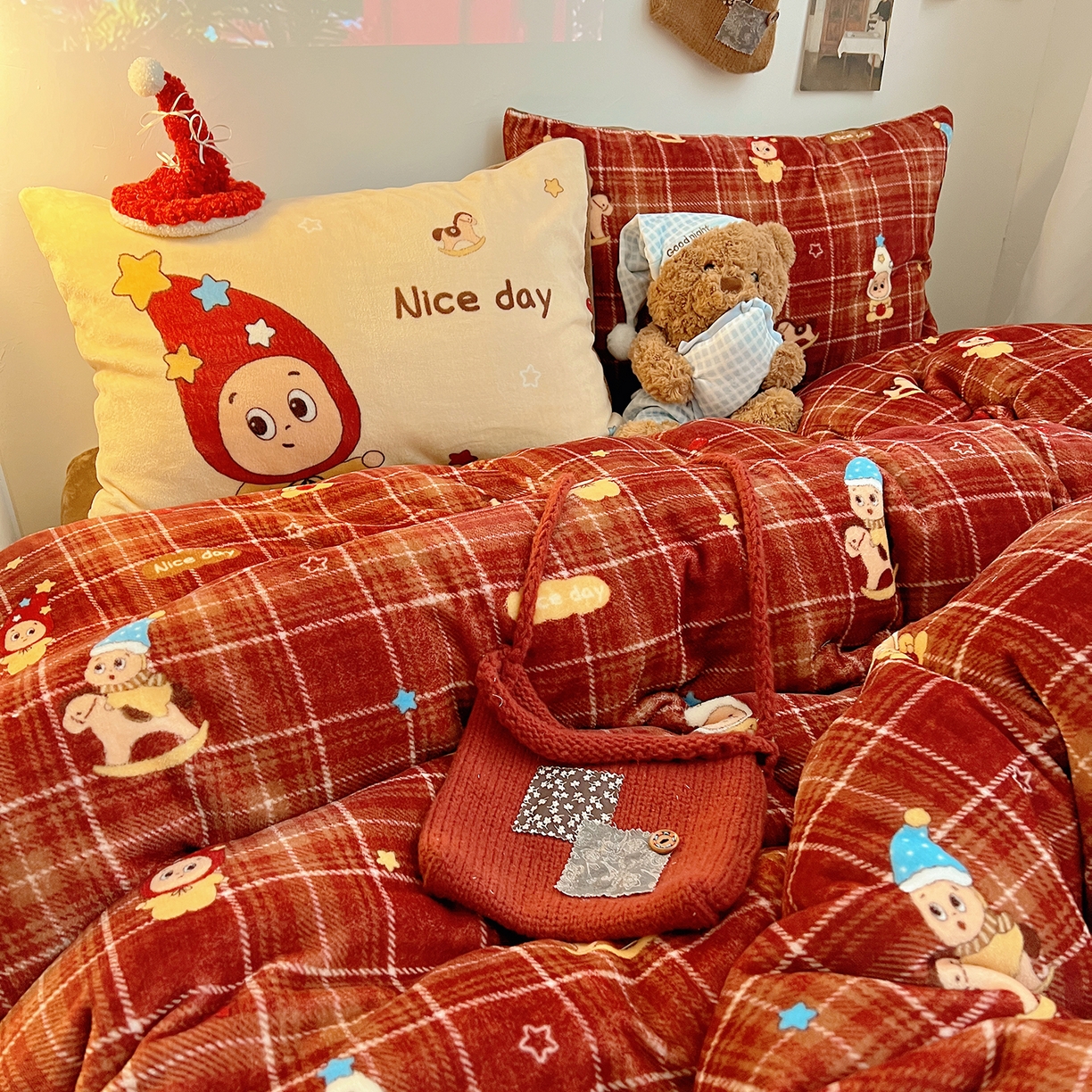 91家纺网 家纺一手货源 找家纺 桃子家居 2026新款A类数码印花混搭冬季新年限定猫咪小马加厚牛奶绒四件套 绒-棕糖木马