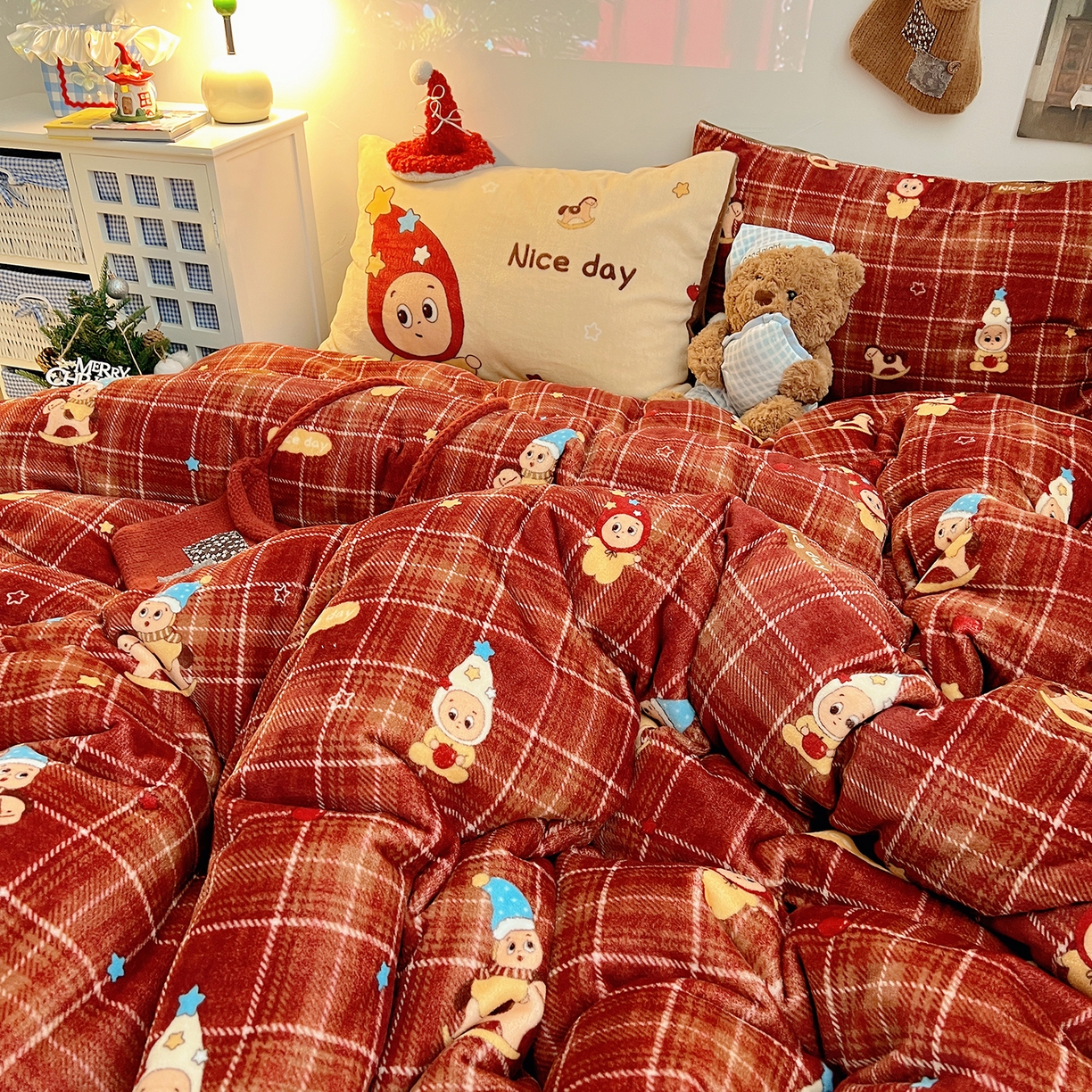 91家纺网 家纺一手货源 找家纺 桃子家居 2026新款A类数码印花混搭冬季新年限定猫咪小马加厚牛奶绒四件套 绒-棕糖木马