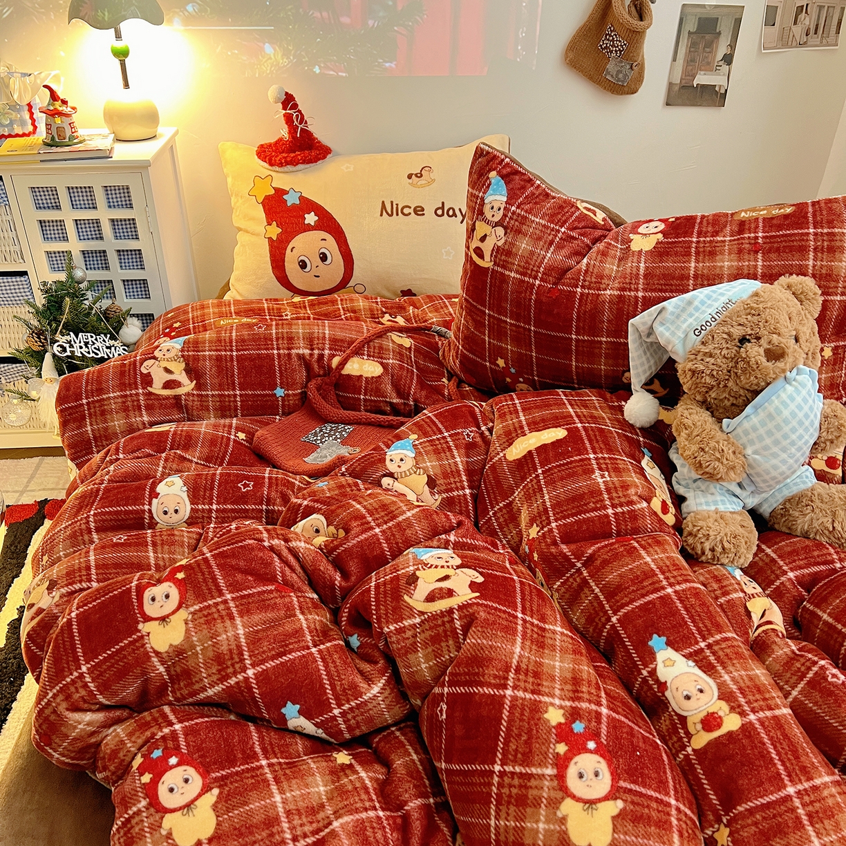 91家纺网 家纺一手货源 找家纺 桃子家居 2026新款A类数码印花混搭冬季新年限定猫咪小马加厚牛奶绒四件套 绒-棕糖木马