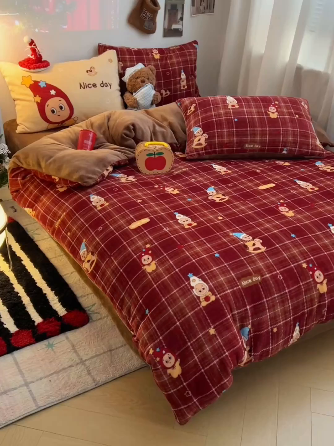 91家纺网 家纺一手货源 找家纺 桃子家居 2026新款A类数码印花混搭冬季新年限定猫咪小马加厚牛奶绒四件套 绒-棕糖木马