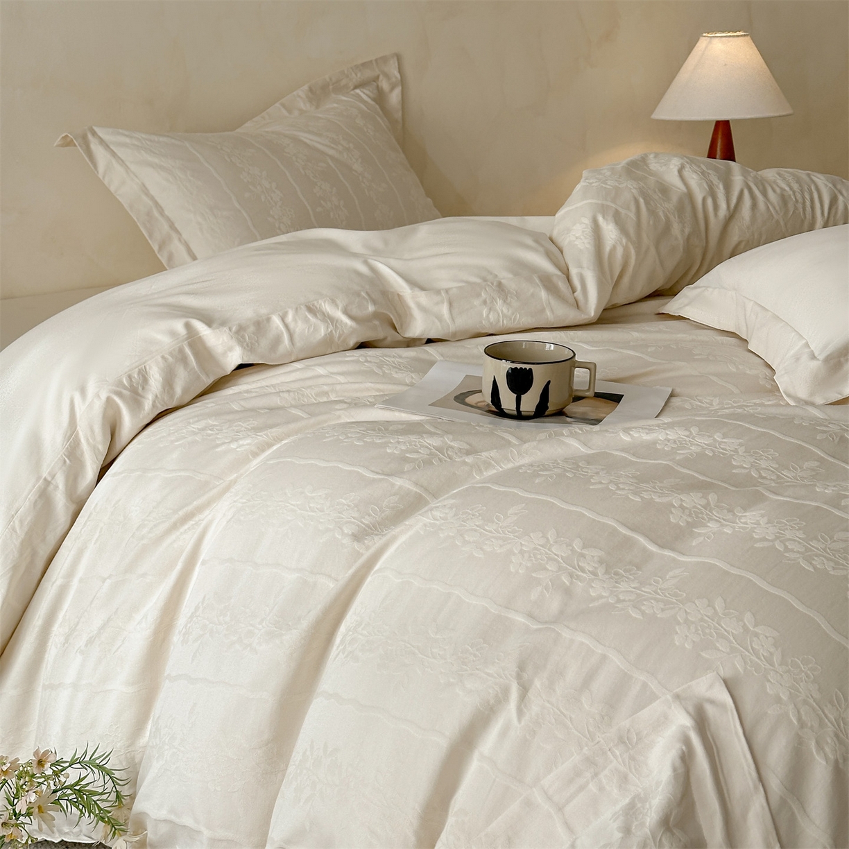 91家纺网 家纺一手货源 找家纺 笙意家纺 2026新款A版60S亮面提花B版13372全棉四件套 浪漫情缘-奶昔白