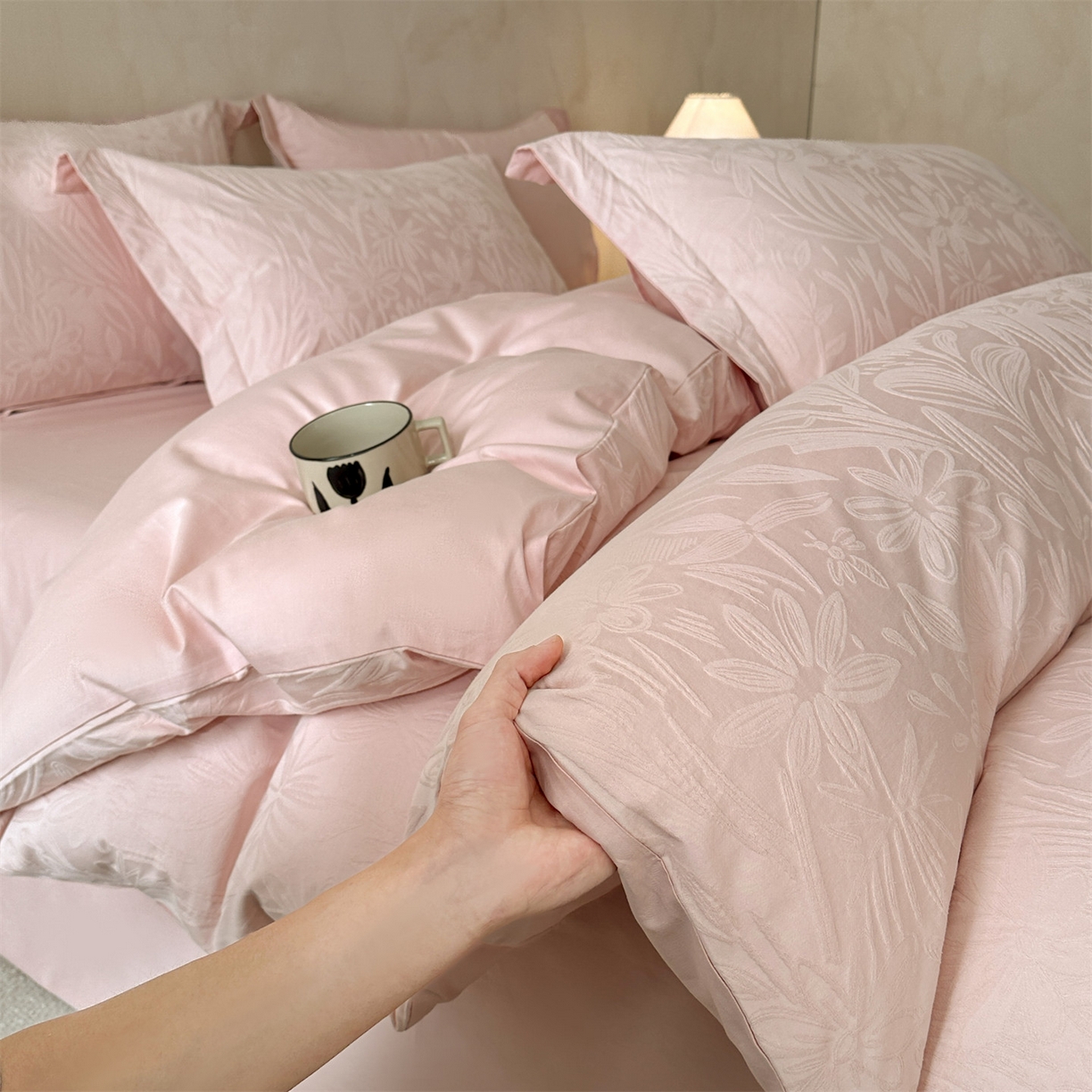 91家纺网 家纺一手货源 找家纺 笙意家纺 2026新款A版60S亮面提花B版13372全棉四件套 秘境-唯美粉