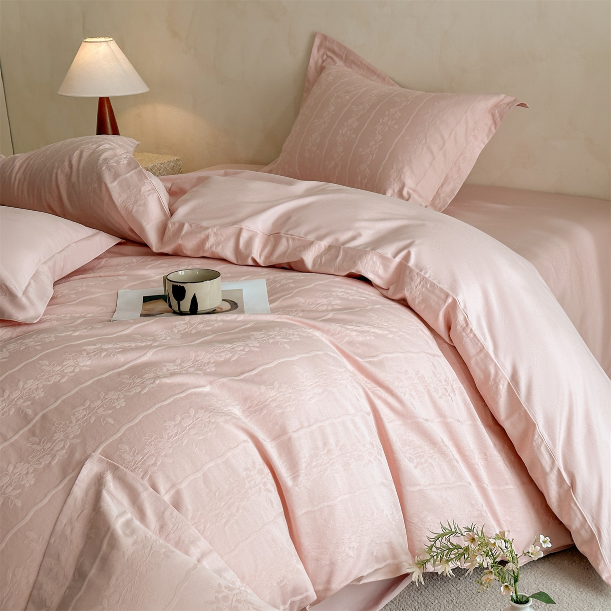 91家纺网 家纺一手货源 找家纺 笙意家纺 2026新款A版60S亮面提花B版13372全棉四件套 浪漫情缘-唯美粉