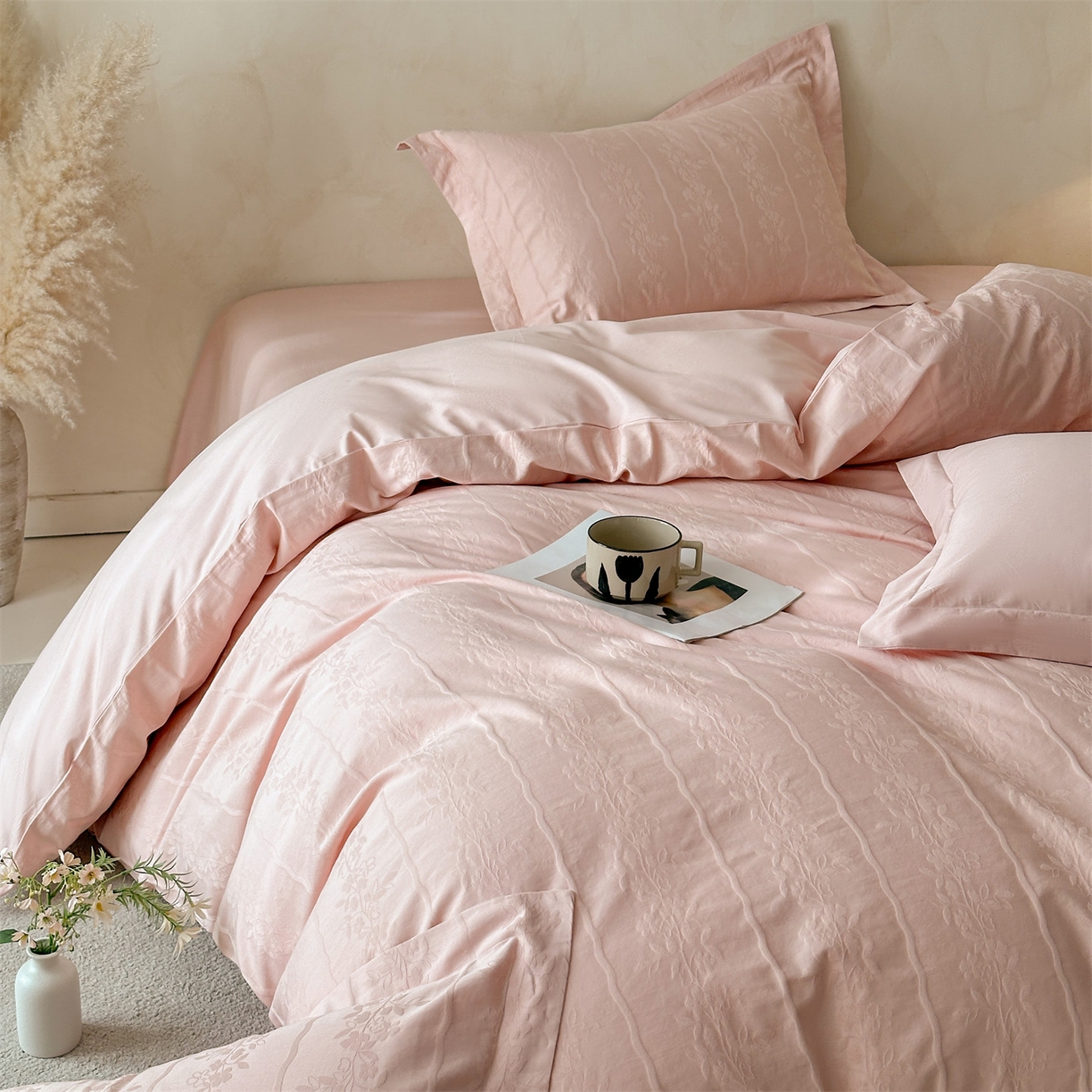 91家纺网 家纺一手货源 找家纺 笙意家纺 2026新款A版60S亮面提花B版13372全棉四件套 浪漫情缘-唯美粉