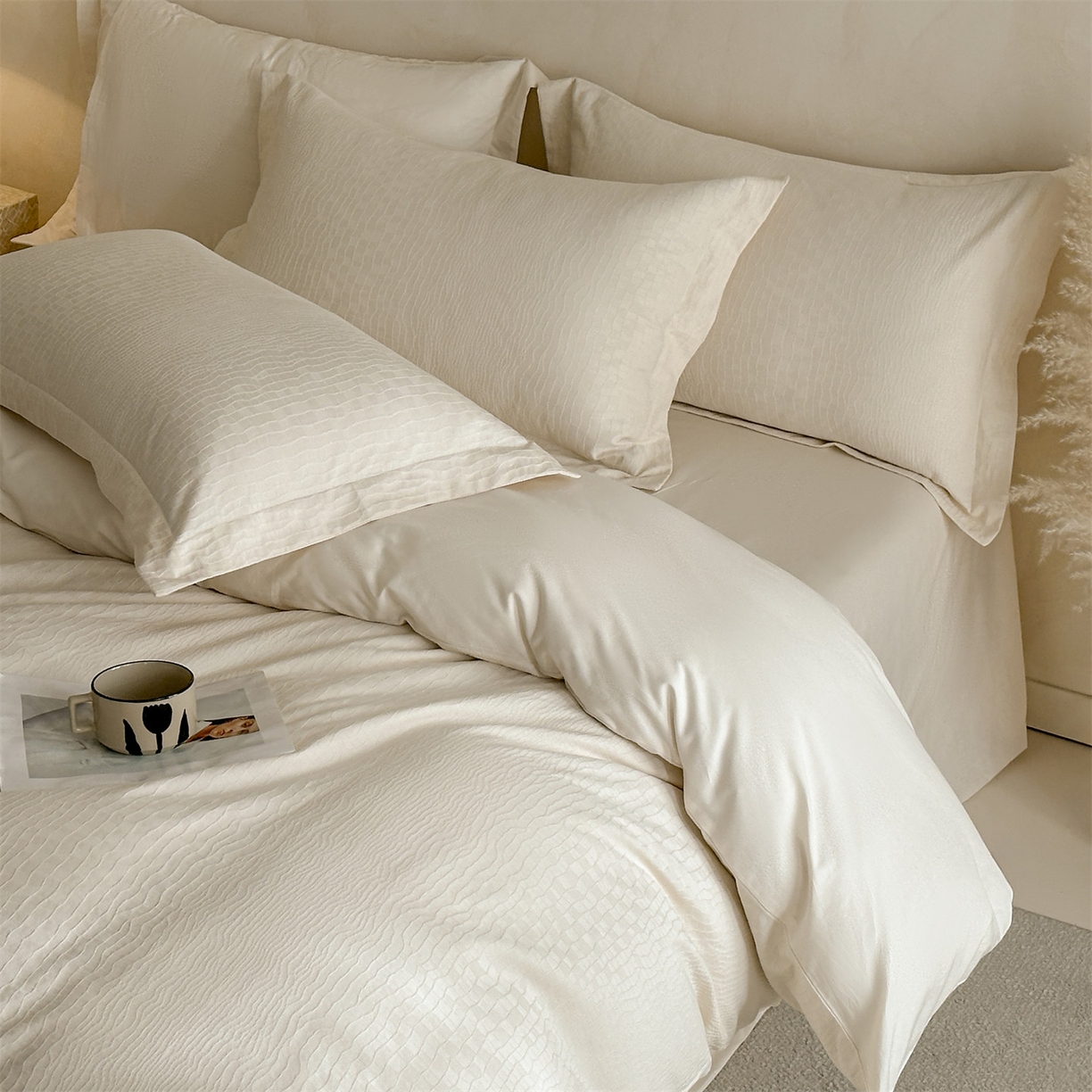 91家纺网 家纺一手货源 找家纺 笙意家纺 2026新款A版60S亮面提花B版13372全棉四件套 石烁-奶昔白