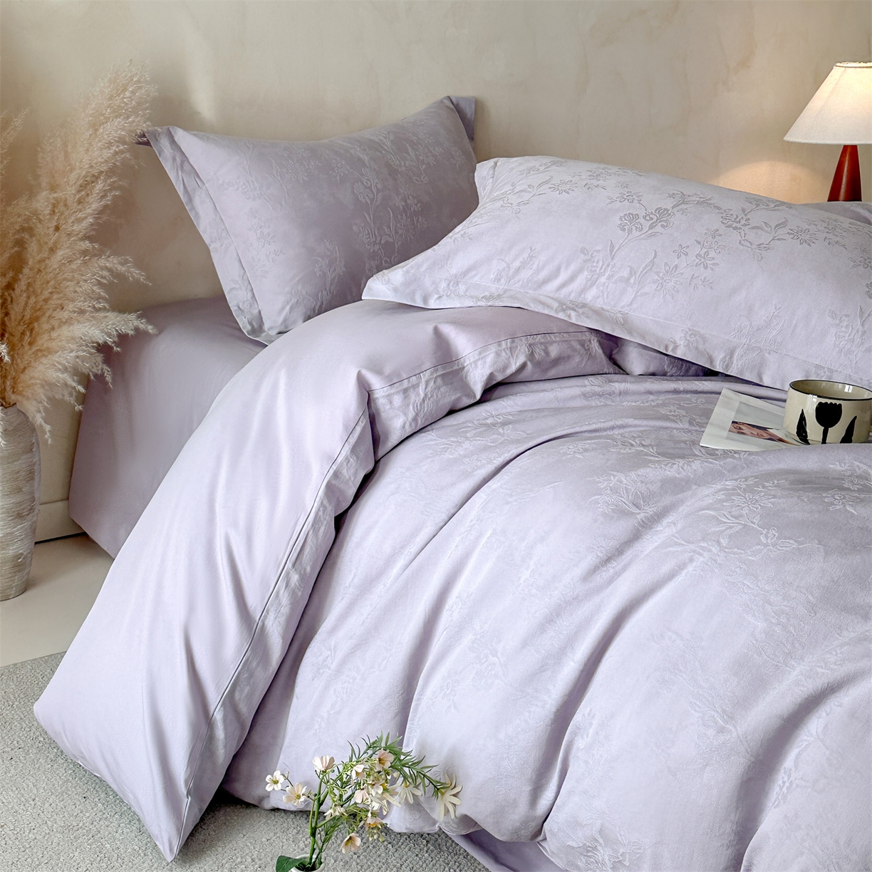 91家纺网 家纺一手货源 找家纺 笙意家纺 2026新款A版60S亮面提花B版13372全棉四件套 花草集市-丁香紫