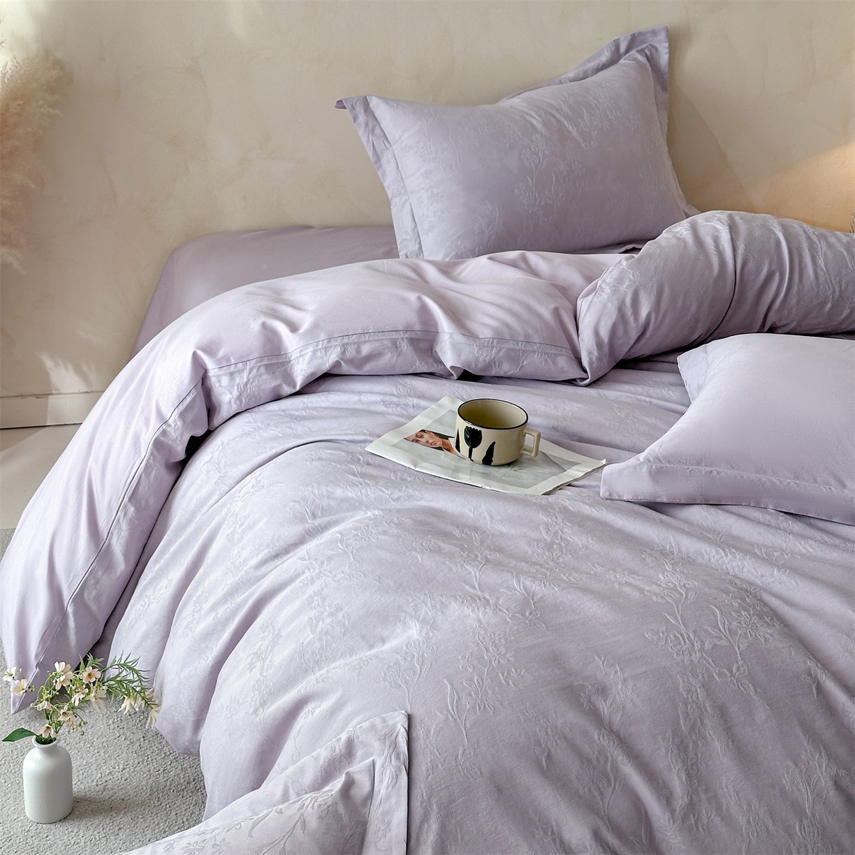 91家纺网 家纺一手货源 找家纺 笙意家纺 2026新款A版60S亮面提花B版13372全棉四件套 花草集市-丁香紫