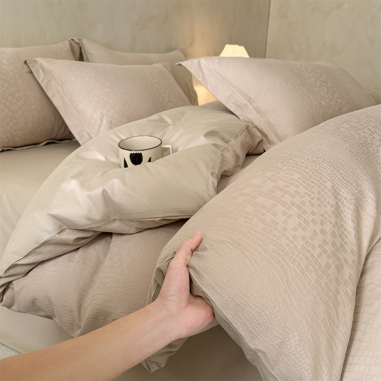 91家纺网 家纺一手货源 找家纺 笙意家纺 2026新款A版60S亮面提花B版13372全棉四件套 石烁-金属灰