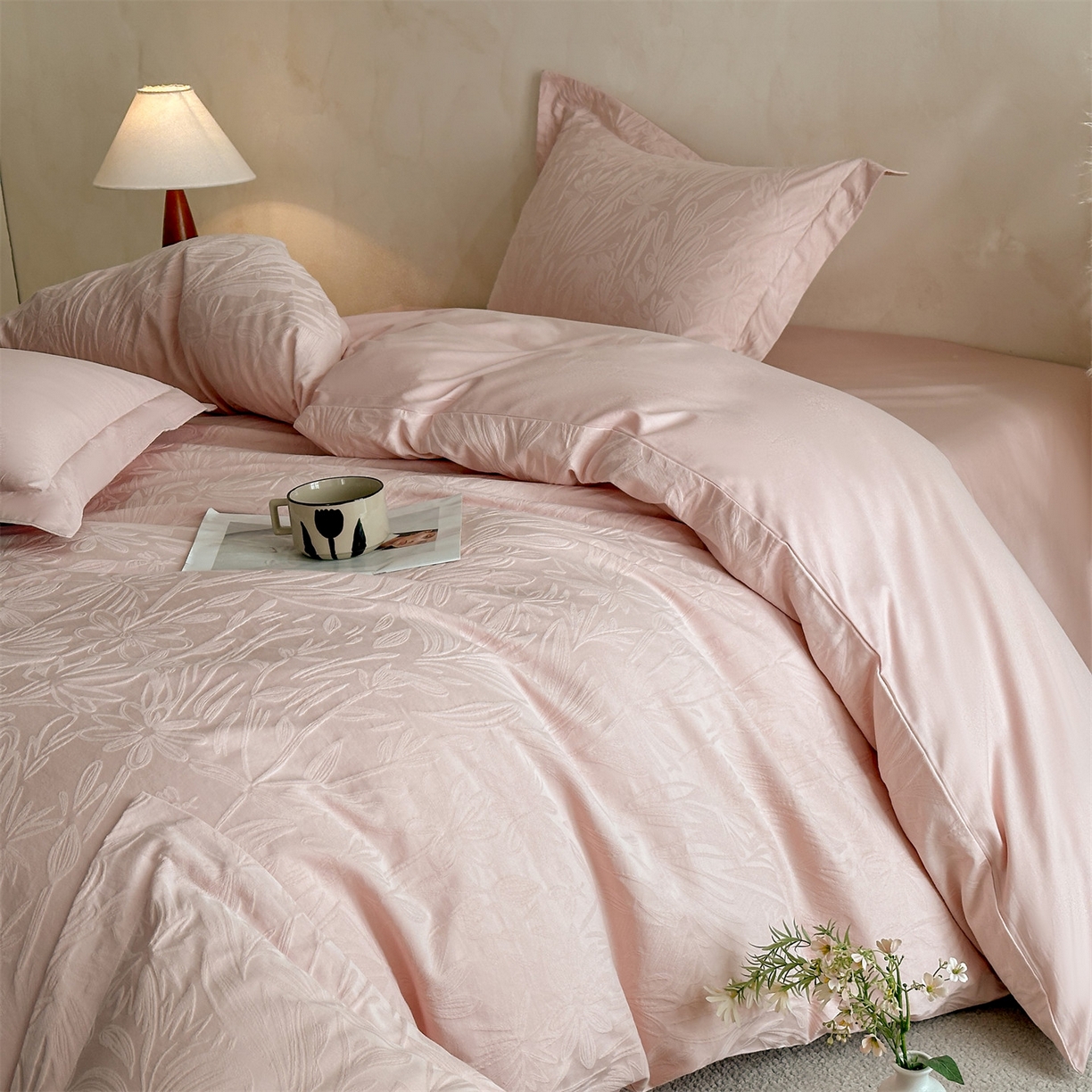 91家纺网 家纺一手货源 找家纺 笙意家纺 2026新款A版60S亮面提花B版13372全棉四件套 秘境-唯美粉