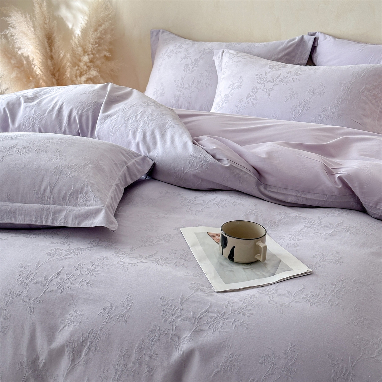 91家纺网 家纺一手货源 找家纺 笙意家纺 2026新款A版60S亮面提花B版13372全棉四件套 花草集市-丁香紫