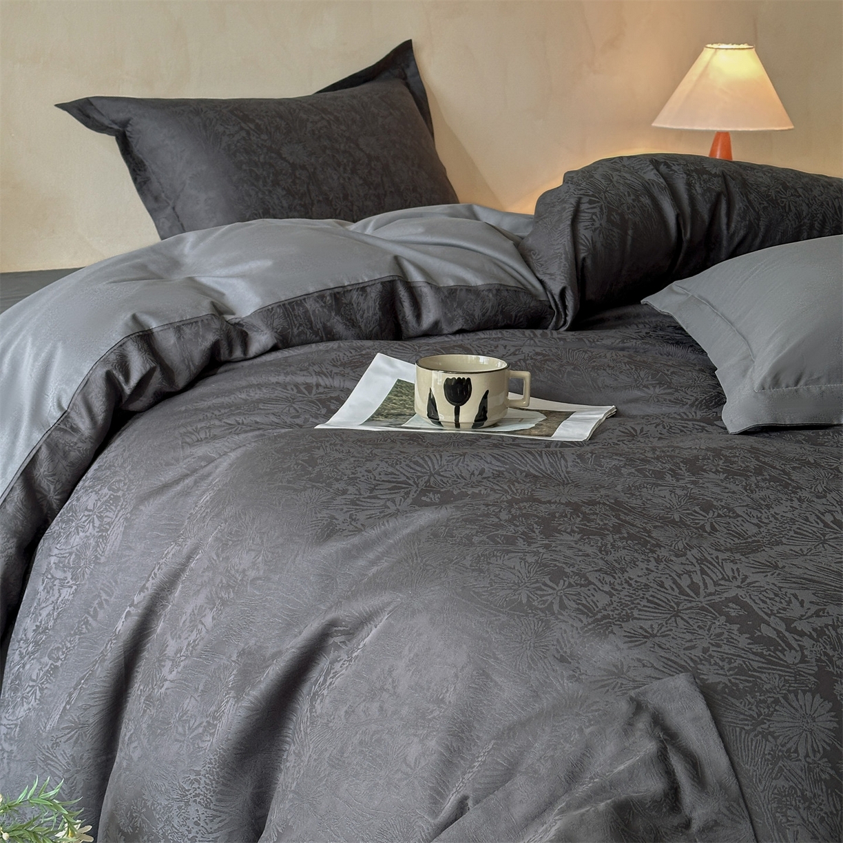 91家纺网 家纺一手货源 找家纺 笙意家纺 2026新款A版60S亮面提花B版13372全棉四件套 米萝-灰