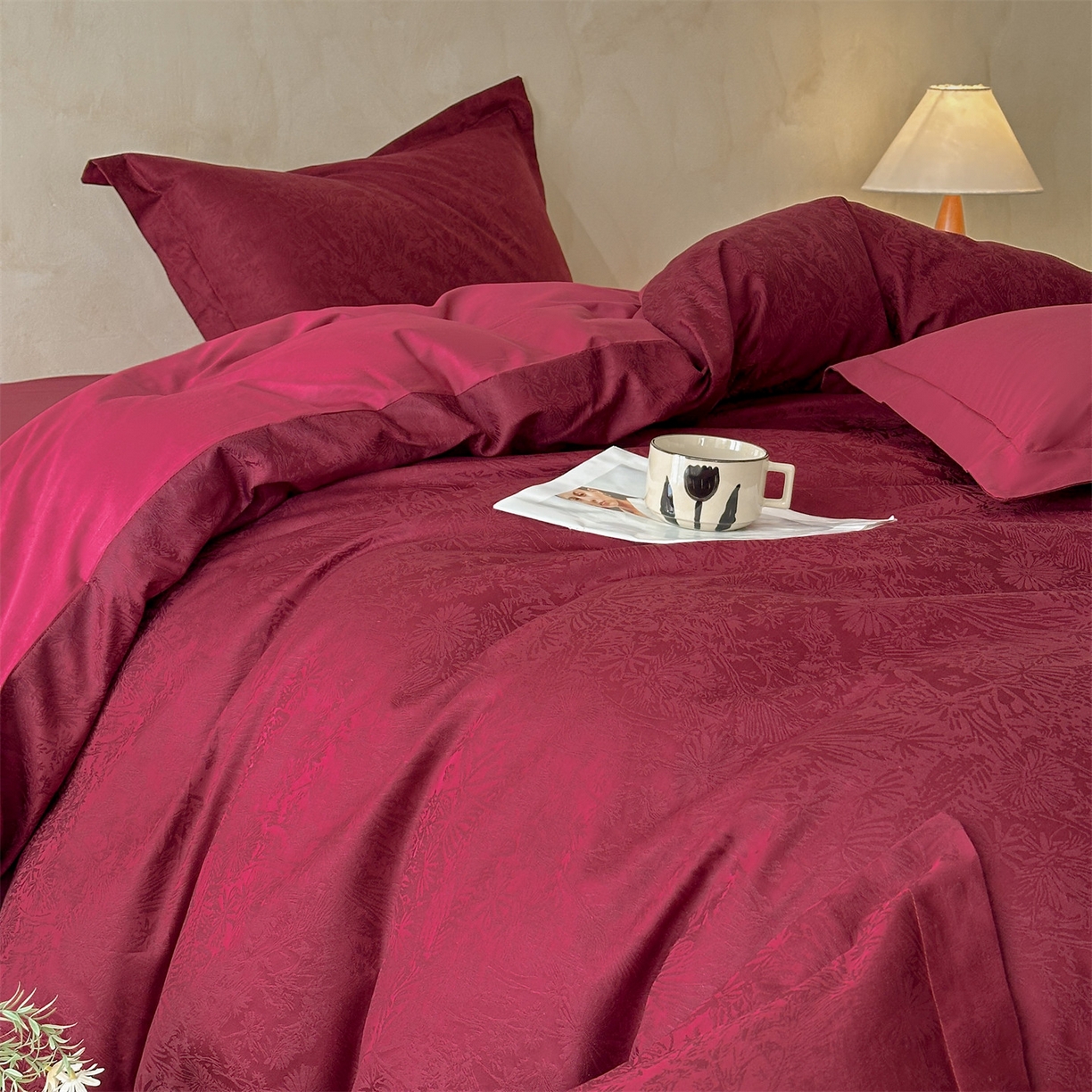 91家纺网 家纺一手货源 找家纺 笙意家纺 2026新款A版60S亮面提花B版13372全棉四件套 米萝-酒红