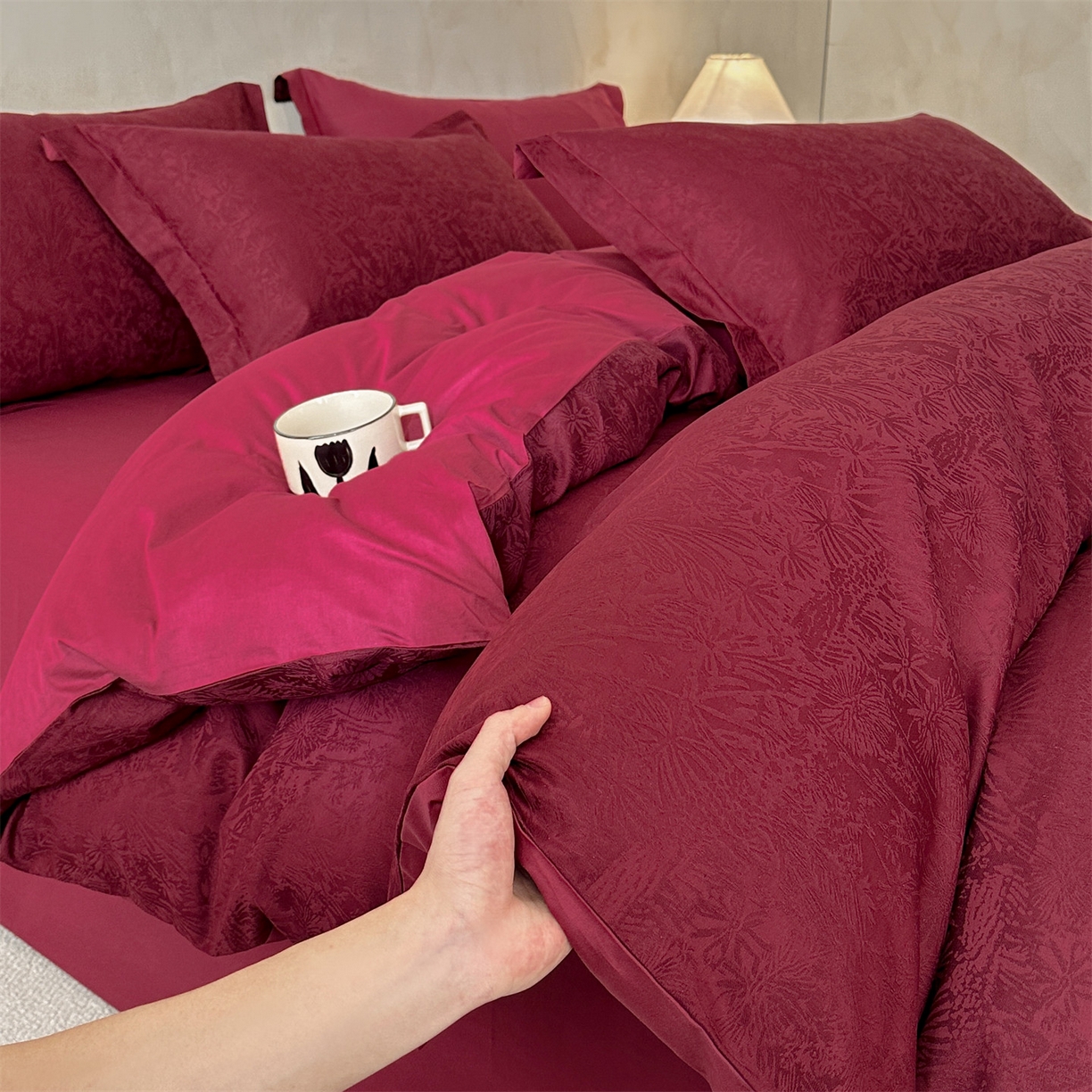 91家纺网 家纺一手货源 找家纺 笙意家纺 2026新款A版60S亮面提花B版13372全棉四件套 米萝-酒红