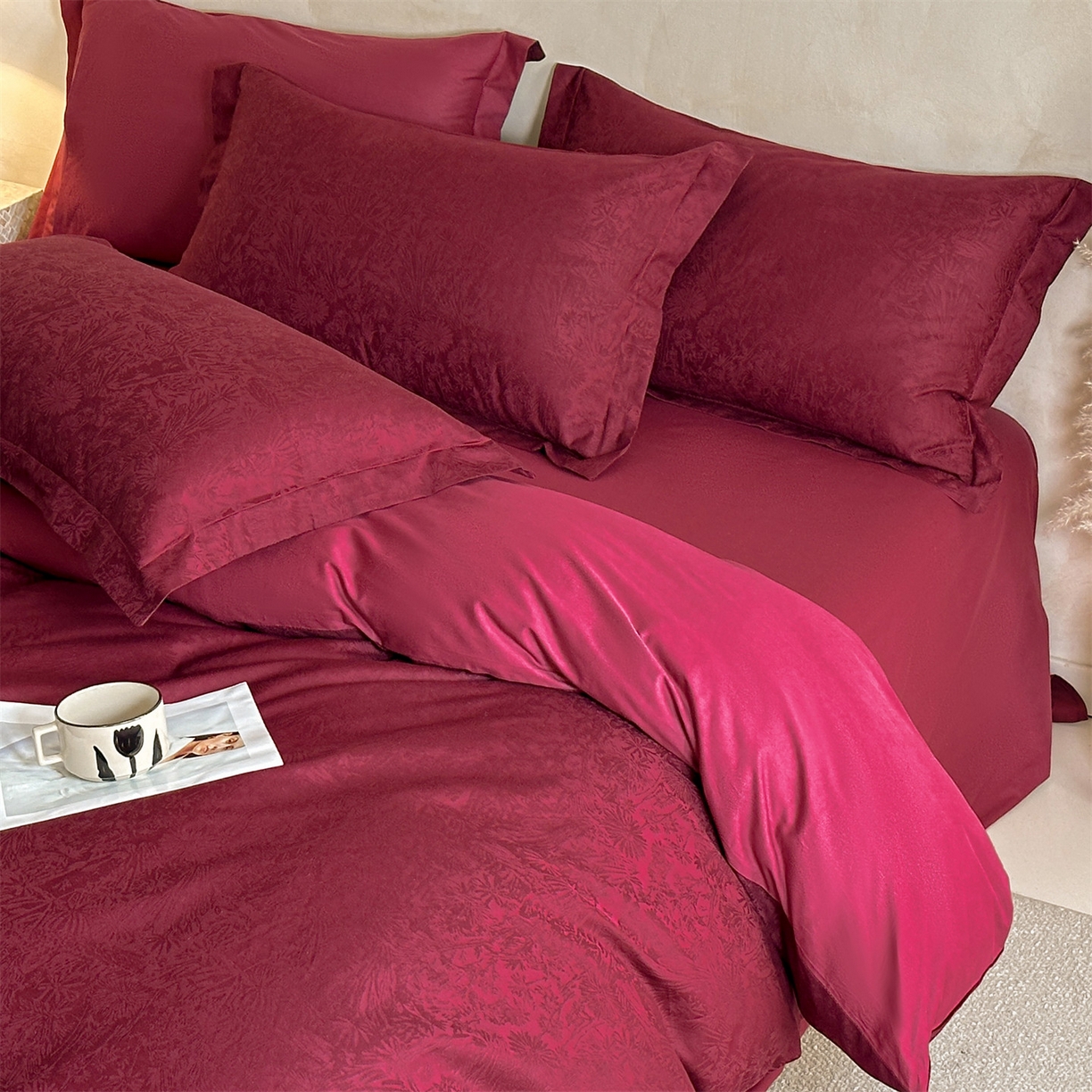 91家纺网 家纺一手货源 找家纺 笙意家纺 2026新款A版60S亮面提花B版13372全棉四件套 米萝-酒红