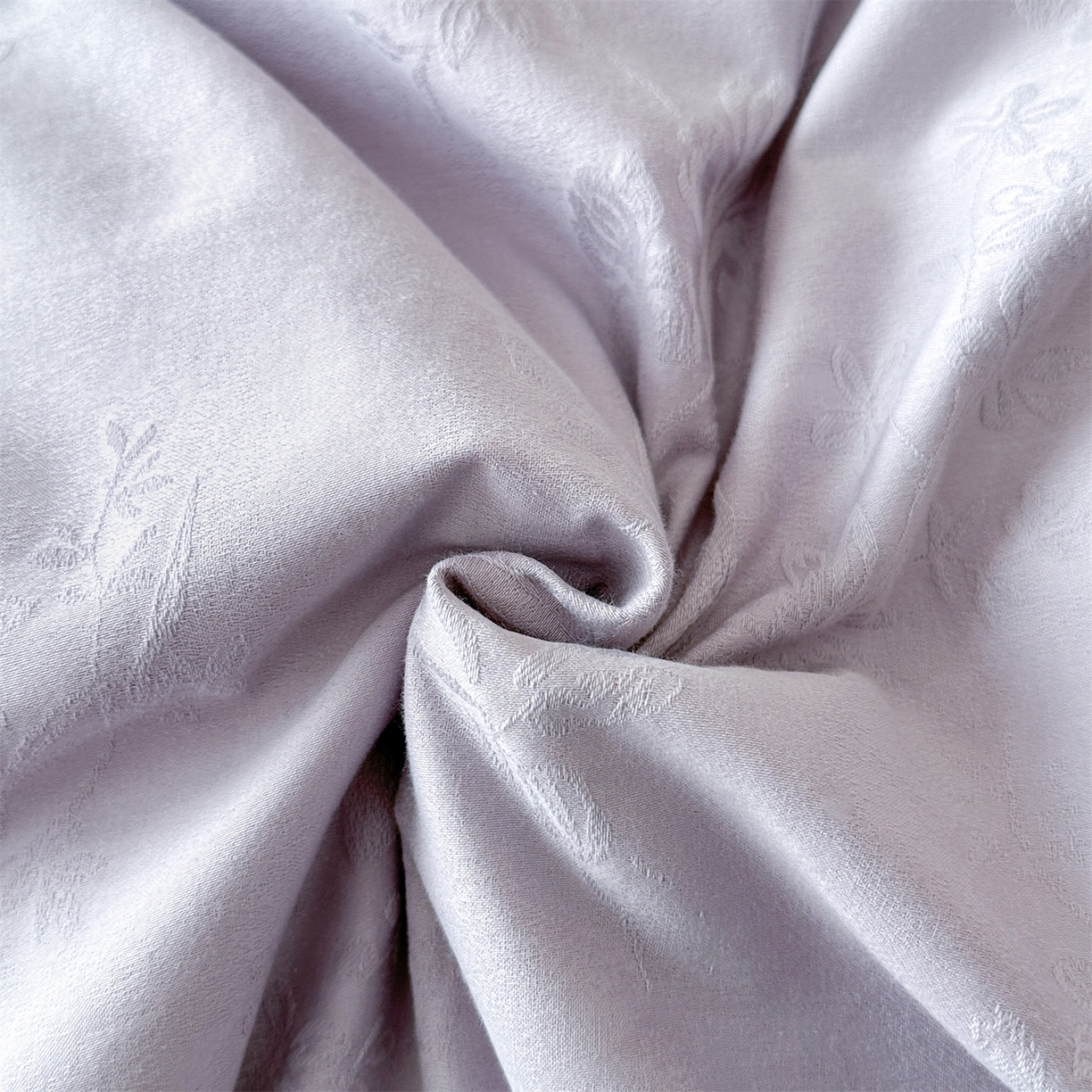 91家纺网 家纺一手货源 找家纺 笙意家纺 2026新款A版60S亮面提花B版13372全棉四件套 花草集市-丁香紫