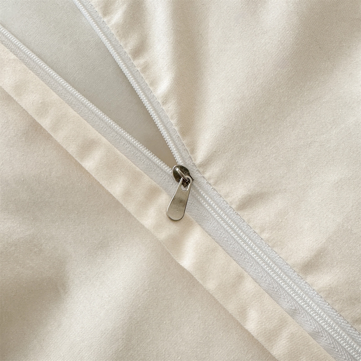 91家纺网 家纺一手货源 找家纺 笙意家纺 2026新款A版60S亮面提花B版13372全棉四件套 浪漫情缘-奶昔白