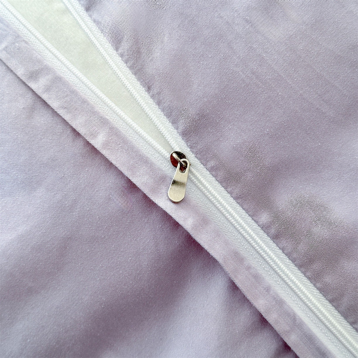 91家纺网 家纺一手货源 找家纺 笙意家纺 2026新款A版60S亮面提花B版13372全棉四件套 花草集市-丁香紫