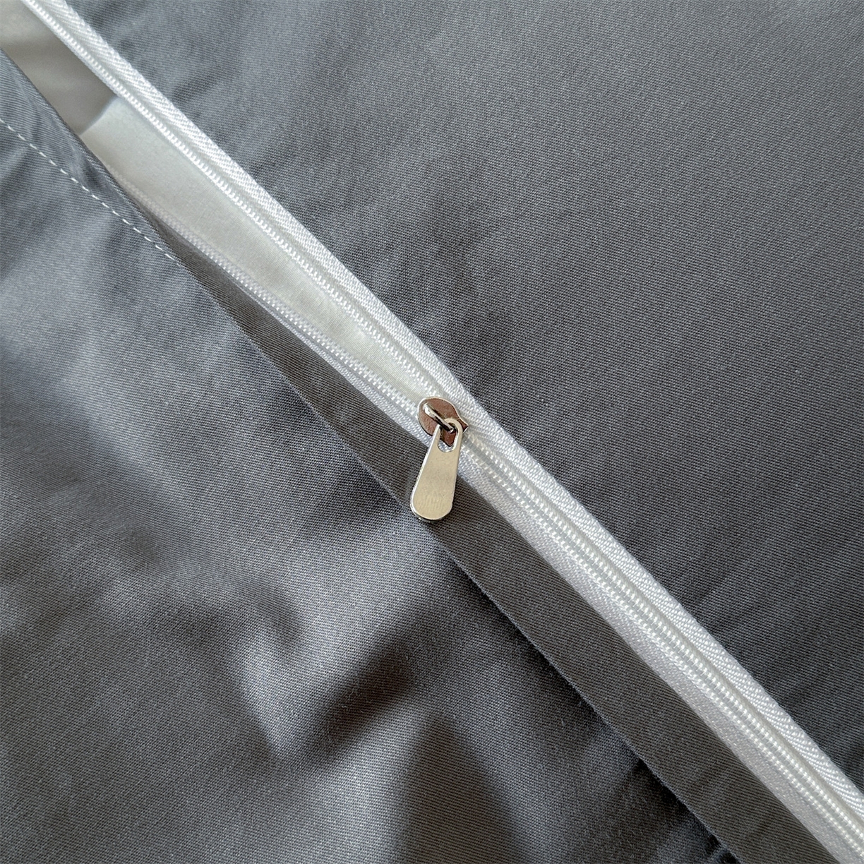 91家纺网 家纺一手货源 找家纺 笙意家纺 2026新款A版60S亮面提花B版13372全棉四件套 米萝-灰