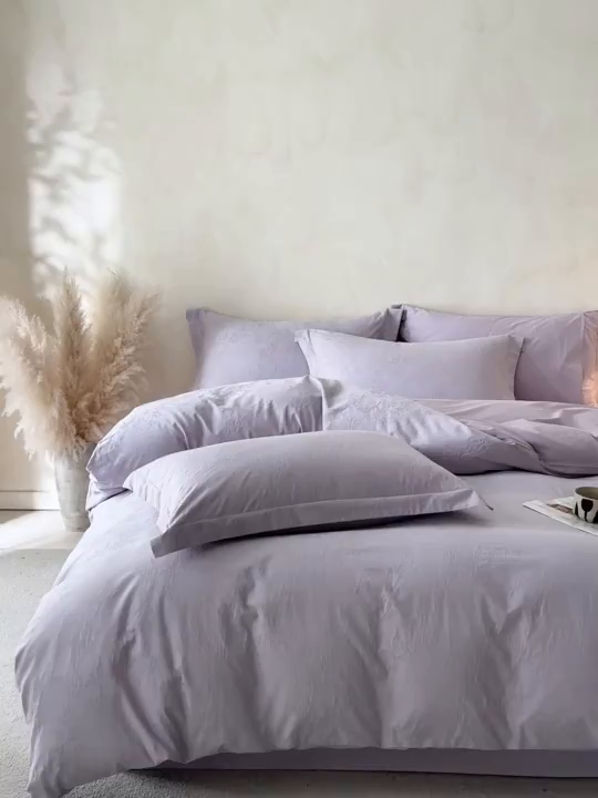 91家纺网 家纺一手货源 找家纺 笙意家纺 2026新款A版60S亮面提花B版13372全棉四件套 花草集市-丁香紫