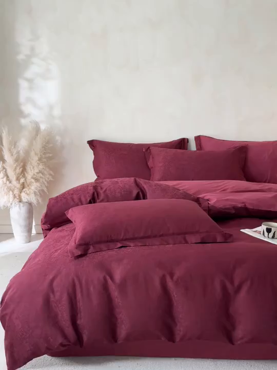 91家纺网 家纺一手货源 找家纺 笙意家纺 2026新款A版60S亮面提花B版13372全棉四件套 米萝-酒红