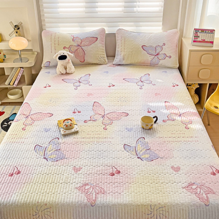 91家纺网 家纺一手货源 找家纺 金鑫汇家纺2025新款A类全棉绗缝夹棉印花床盖 彩蝶飞舞