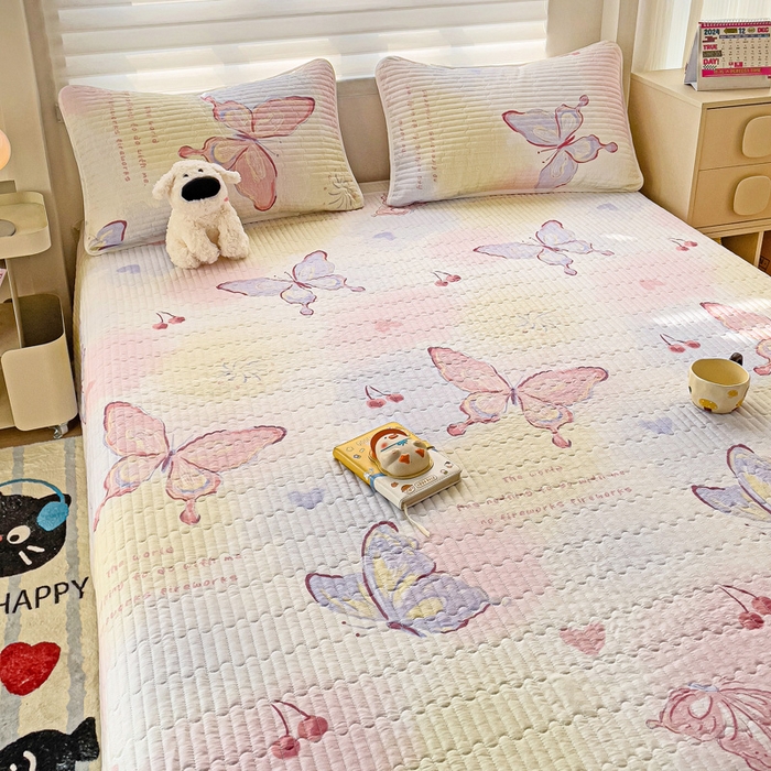 91家纺网 家纺一手货源 找家纺 金鑫汇家纺2025新款A类全棉绗缝夹棉印花床盖 彩蝶飞舞