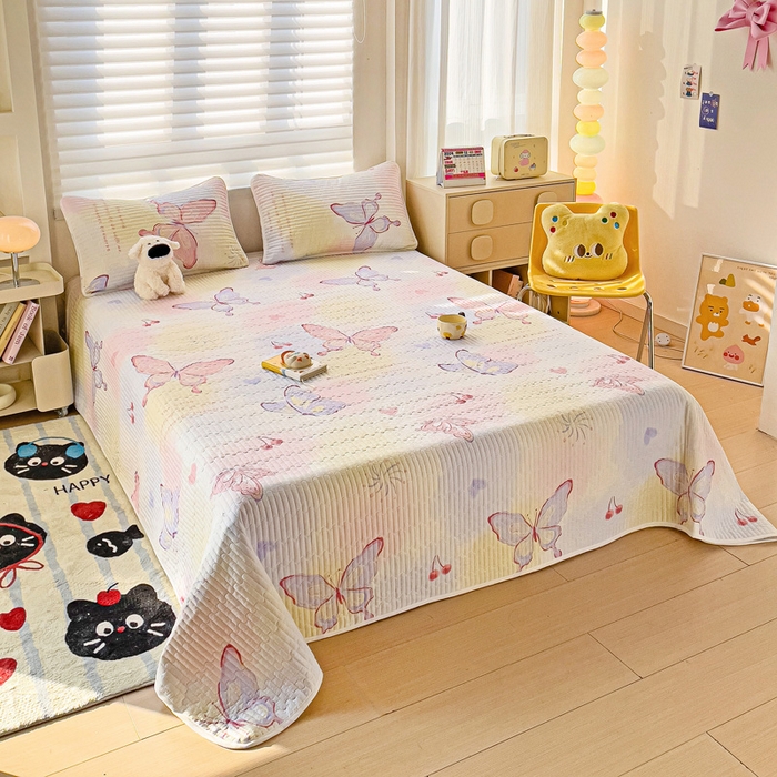 91家纺网 家纺一手货源 找家纺 金鑫汇家纺2025新款A类全棉绗缝夹棉印花床盖 彩蝶飞舞