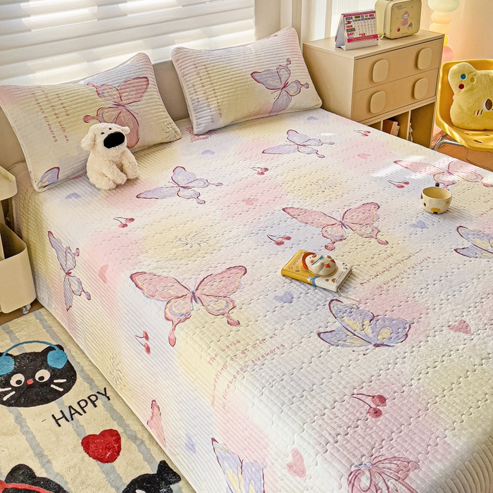 91家纺网 家纺一手货源 找家纺 金鑫汇家纺2025新款A类全棉绗缝夹棉印花床盖 彩蝶飞舞