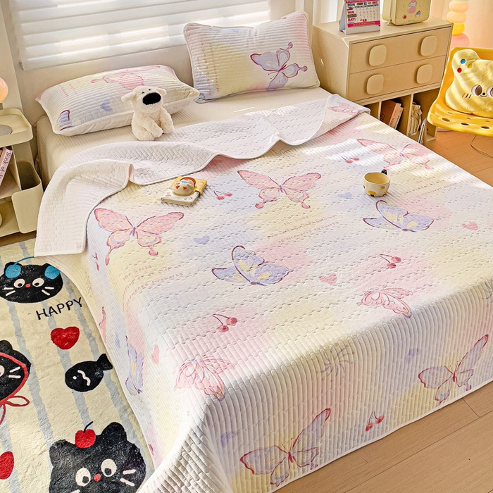 91家纺网 家纺一手货源 找家纺 金鑫汇家纺2025新款A类全棉绗缝夹棉印花床盖 彩蝶飞舞