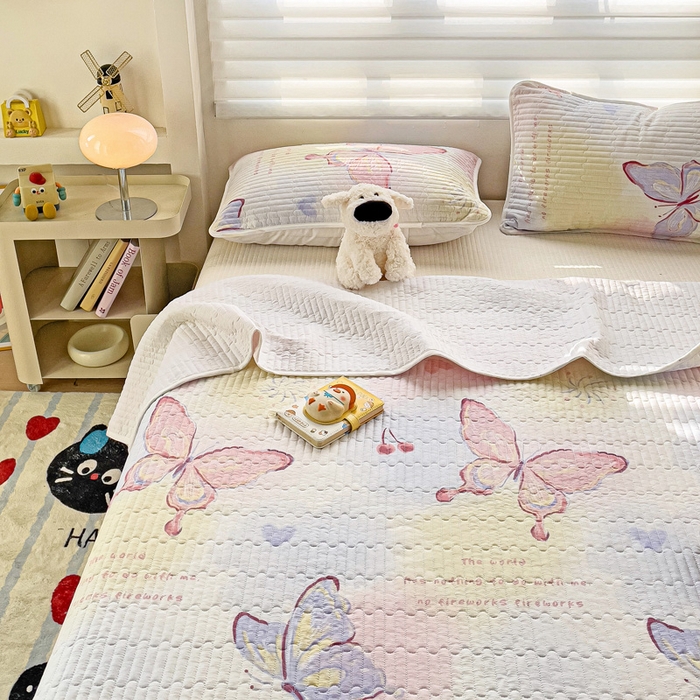 91家纺网 家纺一手货源 找家纺 金鑫汇家纺2025新款A类全棉绗缝夹棉印花床盖 彩蝶飞舞