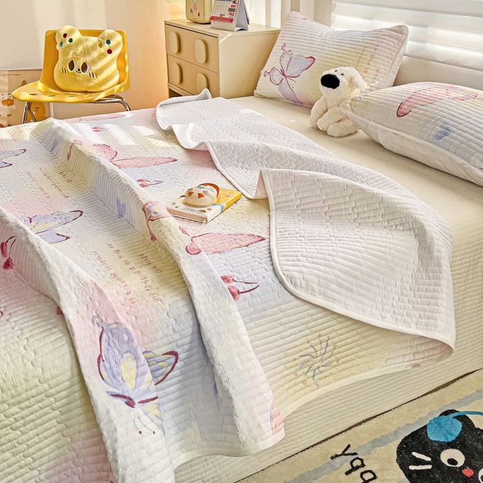 91家纺网 家纺一手货源 找家纺 金鑫汇家纺2025新款A类全棉绗缝夹棉印花床盖 彩蝶飞舞