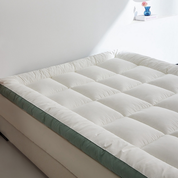 91家纺网 家纺一手货源 找家纺 小豚鼠 2025新款拼色羽丝绒床垫 白+绿