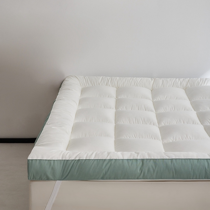 91家纺网 家纺一手货源 找家纺 小豚鼠 2025新款拼色羽丝绒床垫 白+绿