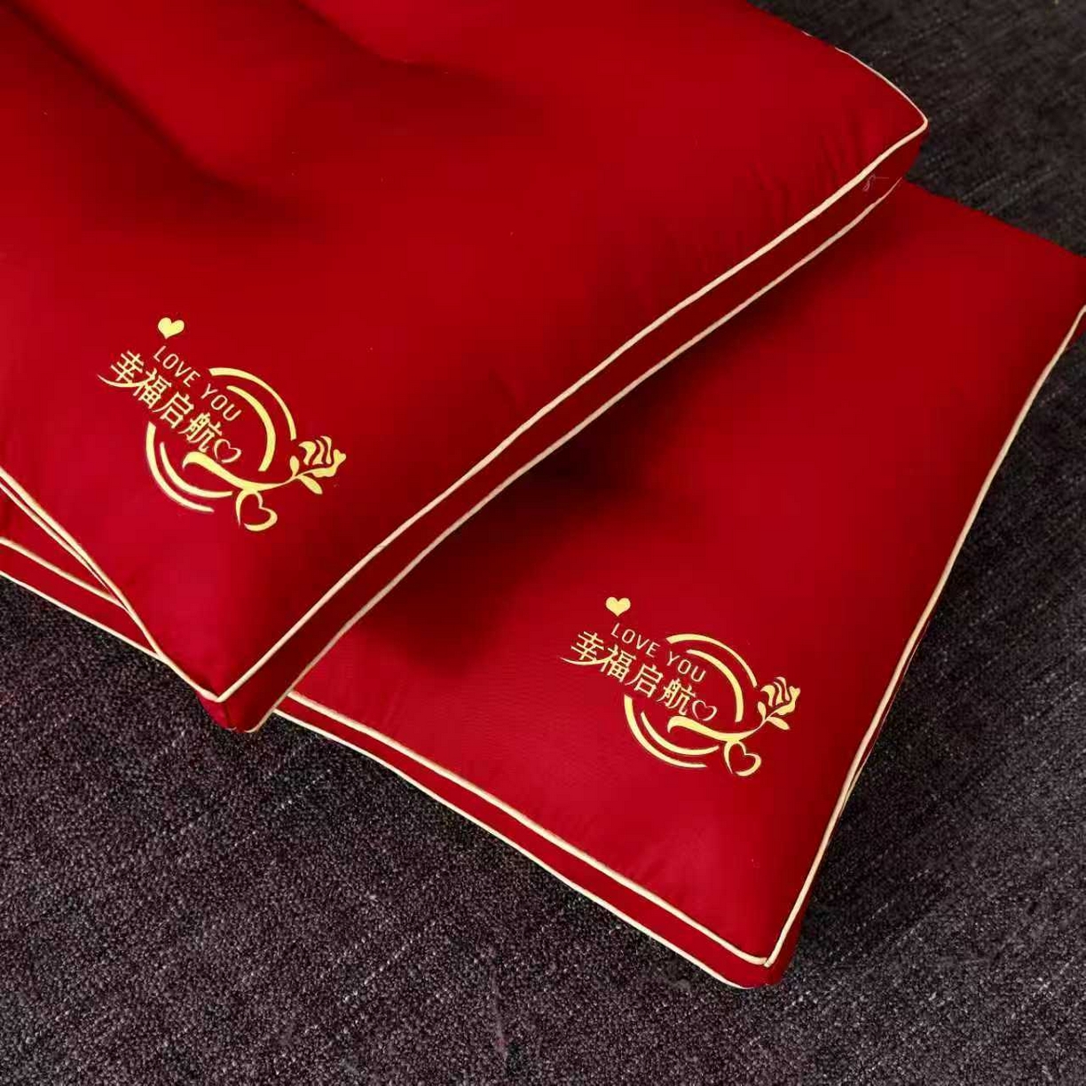 91家纺网 家纺一手货源 找家纺 云熙枕业 2026新款全棉纯棉立体定型大红婚庆护颈枕枕头枕芯 幸福启航