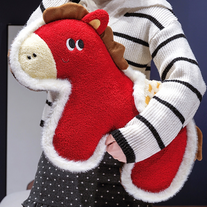 91家纺网 家纺一手货源 找家纺 （总）仟亿莱 2026新款国风福马毛绒玩偶抱枕