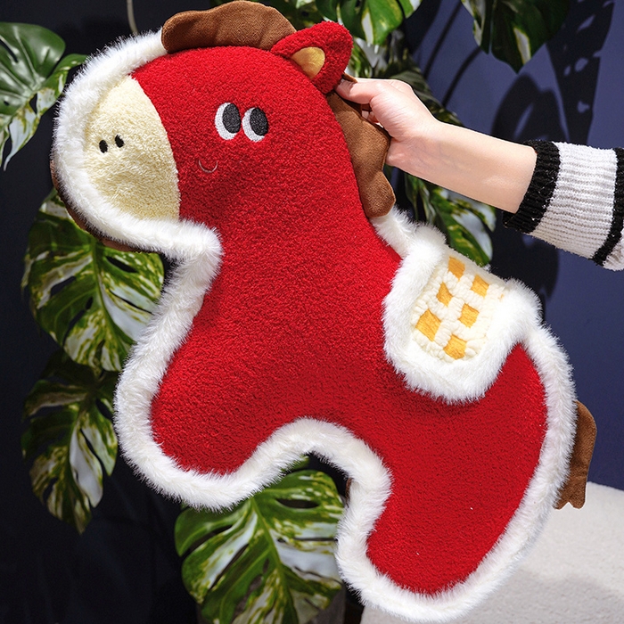 91家纺网 家纺一手货源 找家纺 （总）仟亿莱 2026新款国风福马毛绒玩偶抱枕