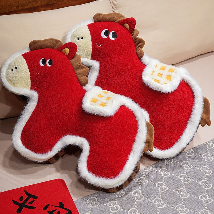 91家纺网 家纺一手货源 找家纺 （总）仟亿莱 2026新款国风福马毛绒玩偶抱枕