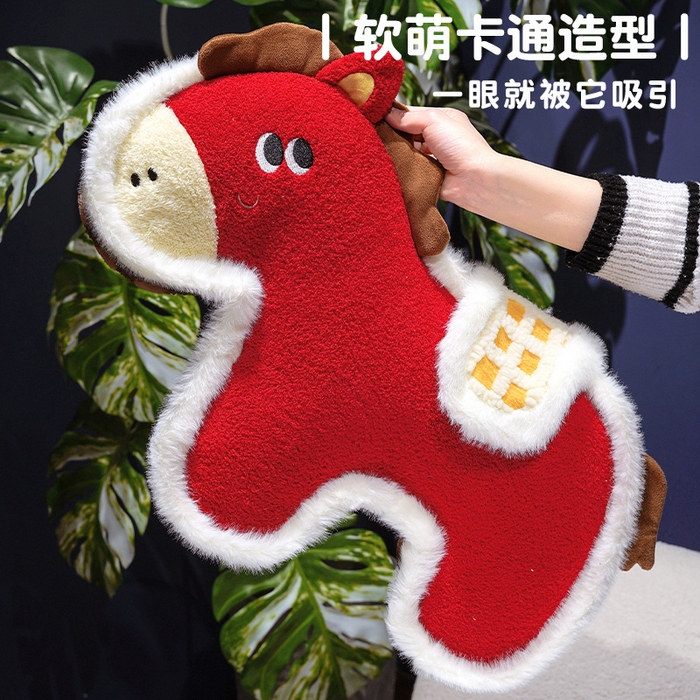 91家纺网 家纺一手货源 找家纺 （总）仟亿莱 2026新款国风福马毛绒玩偶抱枕