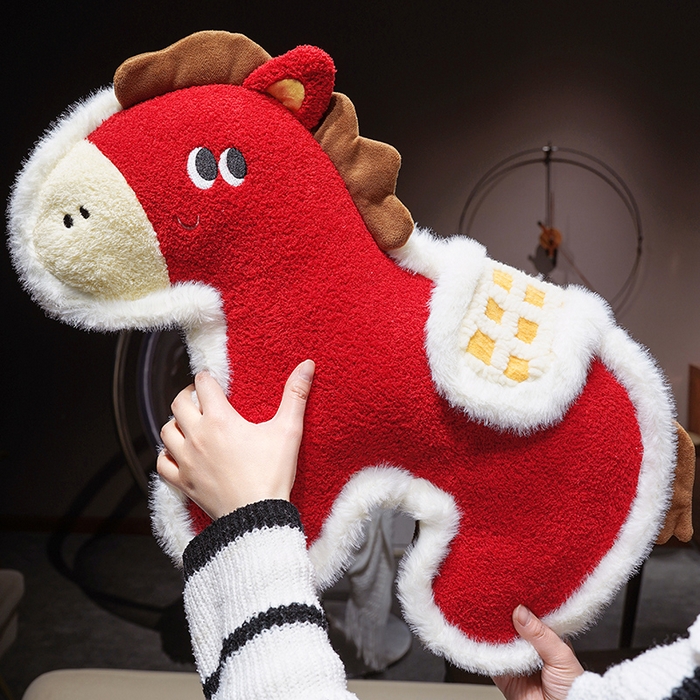 91家纺网 家纺一手货源 找家纺 （总）仟亿莱 2026新款国风福马毛绒玩偶抱枕