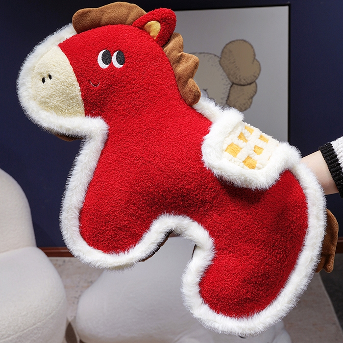 91家纺网 家纺一手货源 找家纺 （总）仟亿莱 2026新款国风福马毛绒玩偶抱枕