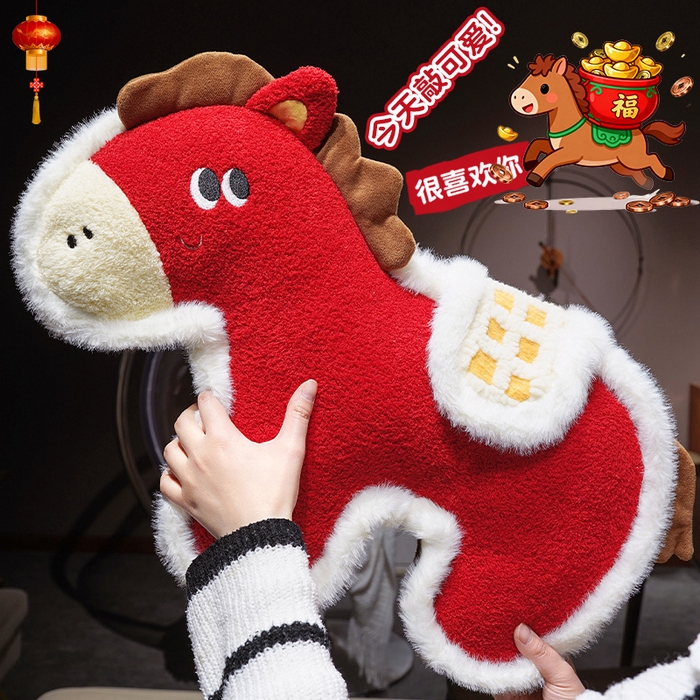 91家纺网 家纺一手货源 找家纺 （总）仟亿莱 2026新款国风福马毛绒玩偶抱枕