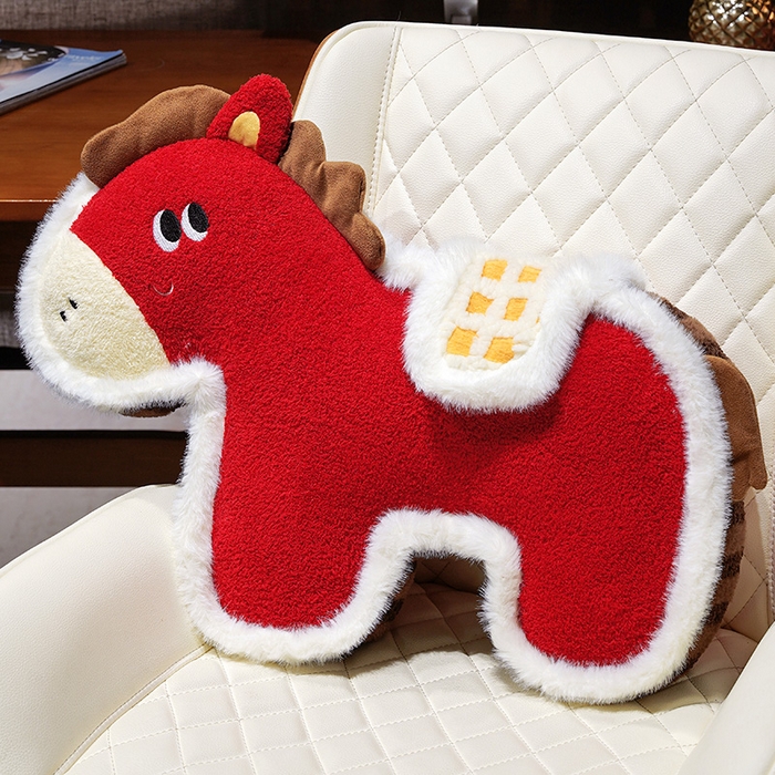 91家纺网 家纺一手货源 找家纺 （总）仟亿莱 2026新款国风福马毛绒玩偶抱枕