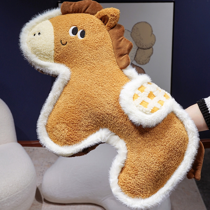 91家纺网 家纺一手货源 找家纺 （总）仟亿莱 2026新款马到成功毛绒玩偶抱枕