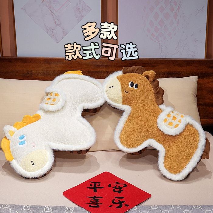 91家纺网 家纺一手货源 找家纺 （总）仟亿莱 2026新款马到成功毛绒玩偶抱枕